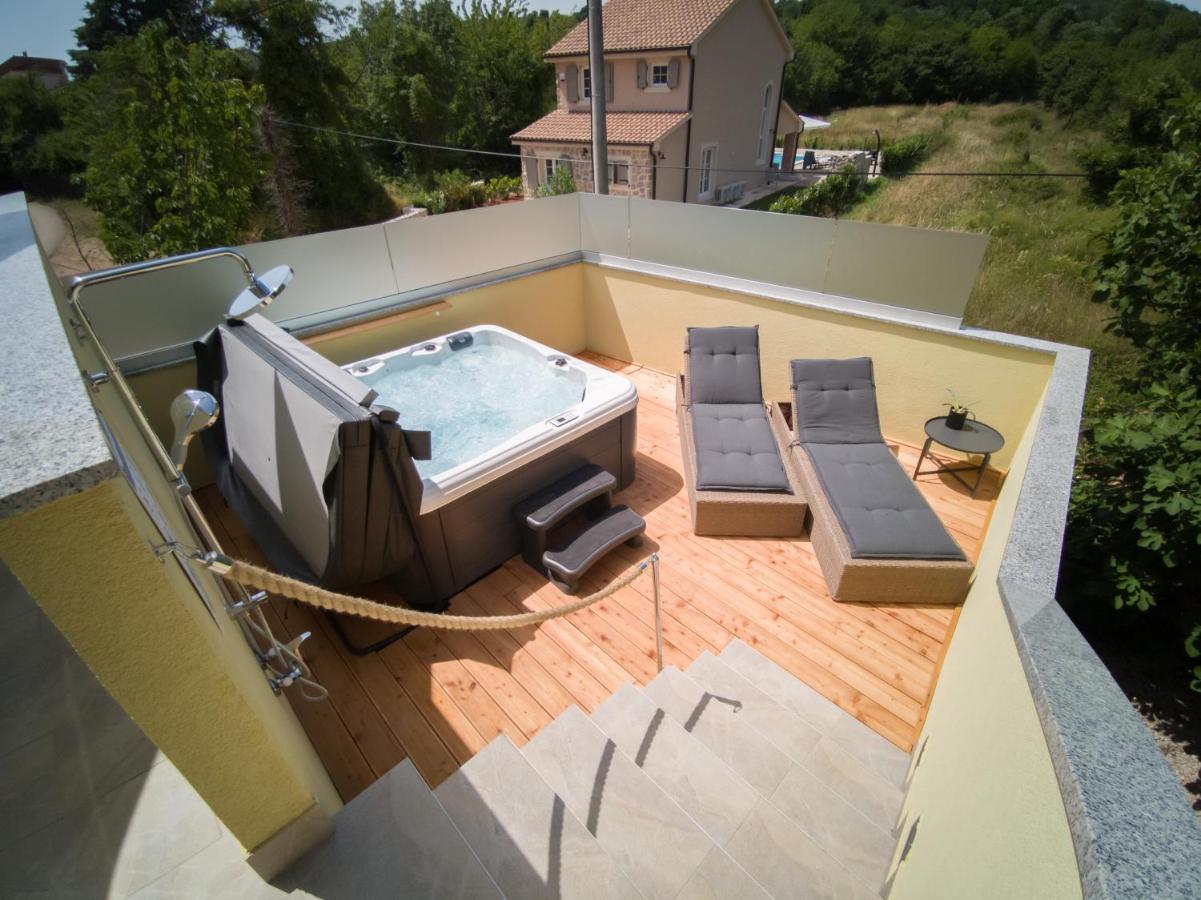 Holiday House Tos-Vila With Heated Pool Vrbnik Eksteriør bilde