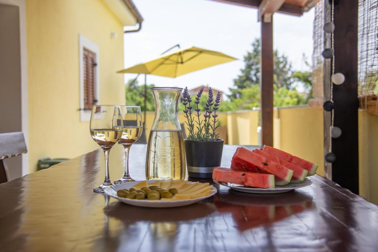 Holiday House Tos-Vila With Heated Pool Vrbnik Eksteriør bilde
