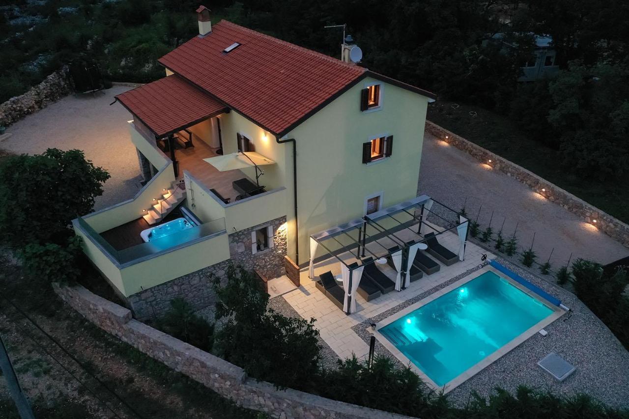 Holiday House Tos-Vila With Heated Pool Vrbnik Eksteriør bilde