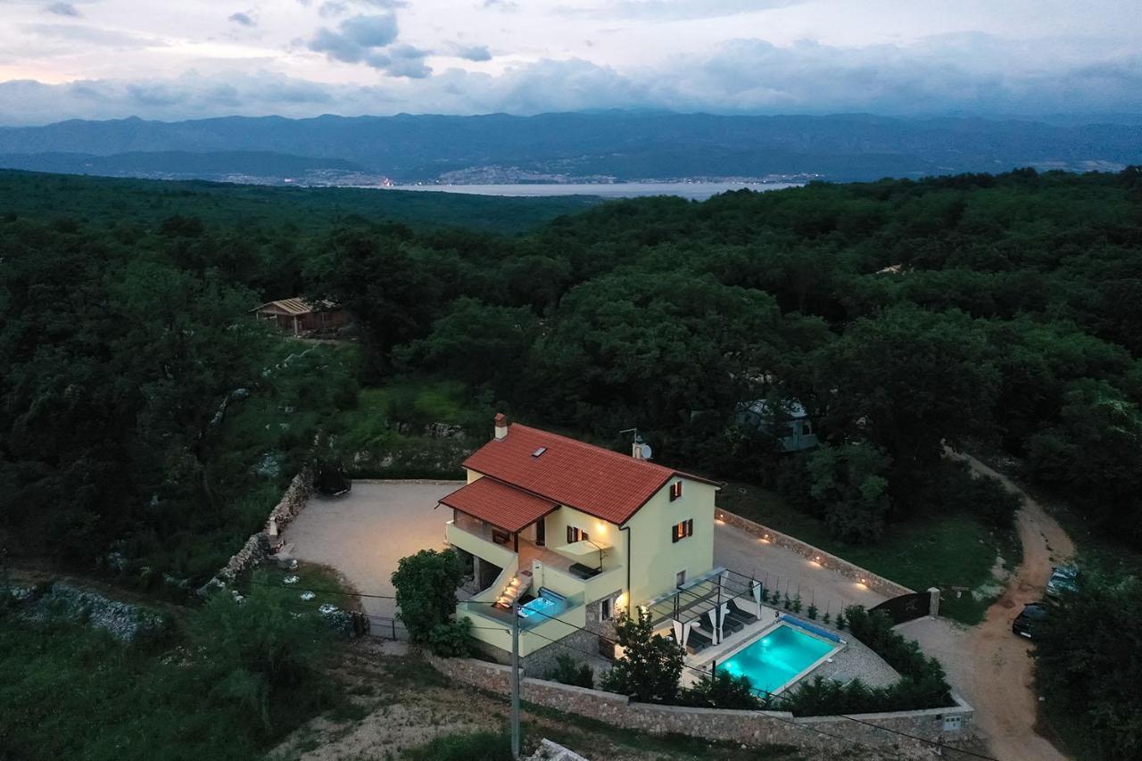 Holiday House Tos-Vila With Heated Pool Vrbnik Eksteriør bilde